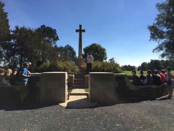 Battlefield tour with a school group in a ww1 cemetery 